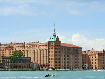 Il complesso di oltre 40.000 metri quadri, firmato dall'architetto Ernst Wullekopf, con i suoi raffinati torrini e merlature divenne uno dei pi� significanti esempi di architettura neogotica applicata a un edificio industriale (foto di Didier Descouens)